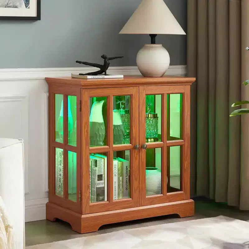 Vitrine d'exposition LED antique avec portes persiennes, étagères réglables et contrôle Bluetooth pour un design rétro