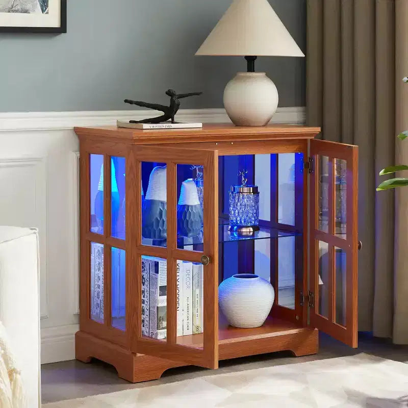 Vitrine d'exposition LED antique avec portes persiennes, étagères réglables et contrôle Bluetooth pour un design rétro