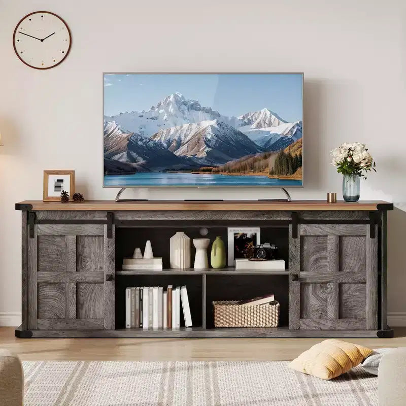 Meuble TV de ferme de 70 pouces pour téléviseurs de 80/75/70 pouces, avec armoires de rangement et porte coulissante style grange, meuble TV rustique pour salon, console multimédia