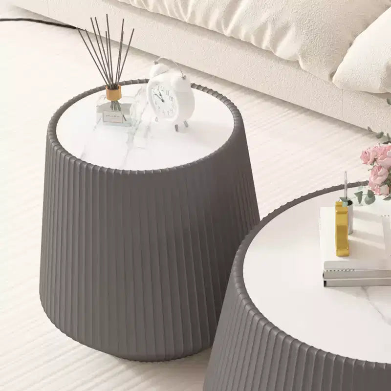 Table basse ronde en cuir avec plateau en pierre frittée et revêtement en cuir microfibre