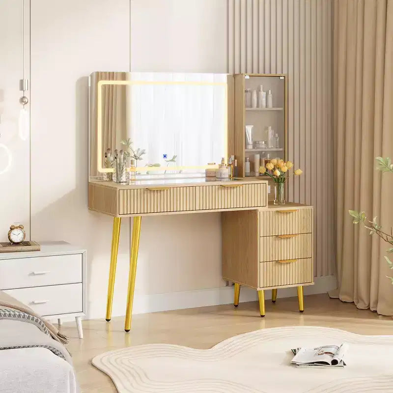 Coiffeuse encastrée avec miroir, 5 tiroirs, comptoir en verre, portes d'armoire, étagères réglables, pieds en bois et grand espace de rangement.