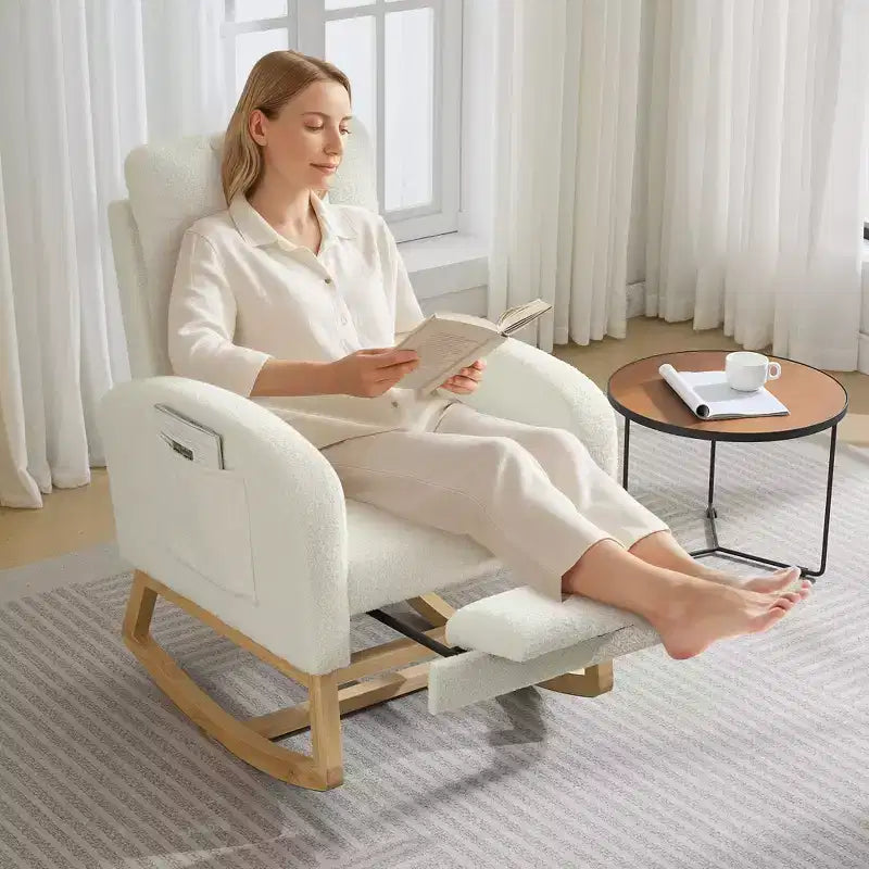 Fauteuil à bascule moderne avec poches latérales, design rembourré. Convient aux salons et chambres à coucher. Dossier haut