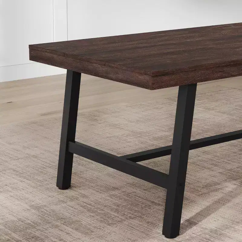 Table à manger industrielle rustique pour 4-6 personnes. Plateau rectangulaire de 160 cm avec pieds en métal robustes. Durable et facile à assembler. Cuisine.