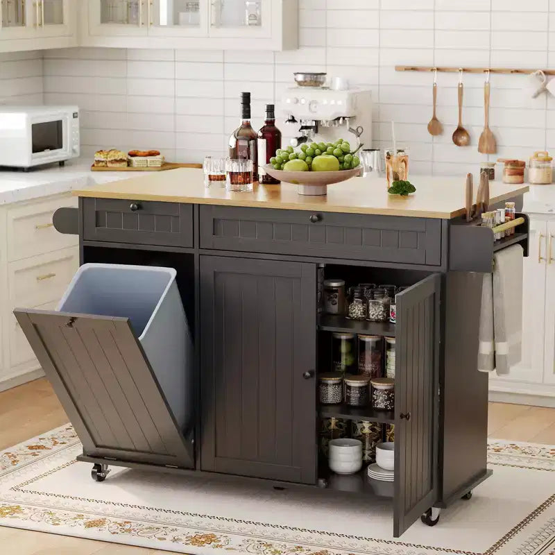 Desserte de cuisine roulante avec rangement, îlot de 140 cm de large sur roulettes avec étagère à épices, porte-serviettes, porte-couteaux et rangement pour poubelle.