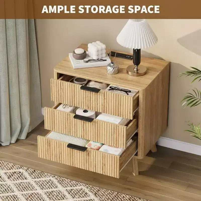 Lot de 2 tables de chevet cannelées de 61 cm, table de chevet large en bois naturel avec station de recharge, 3 grands tiroirs de rangement et poignée en métal pour chambre et salon