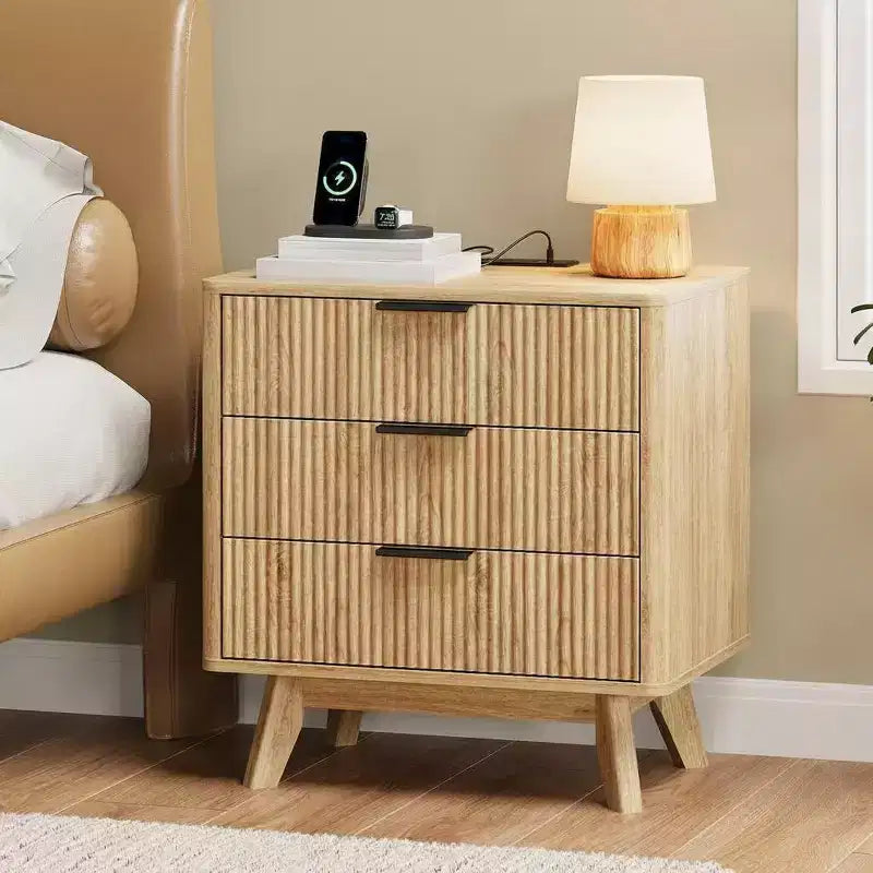 Lot de 2 tables de chevet cannelées de 61 cm, table de chevet large en bois naturel avec station de recharge, 3 grands tiroirs de rangement et poignée en métal pour chambre et salon