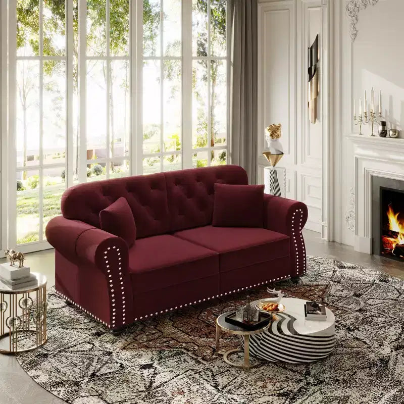 Causeuse Eloise 63 de GDFStudio en velours capitonné style Chesterfield avec garniture cloutée et accoudoirs roulés