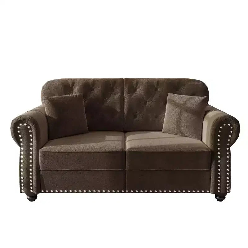 Causeuse Eloise 63 de GDFStudio en velours capitonné style Chesterfield avec garniture cloutée et accoudoirs roulés