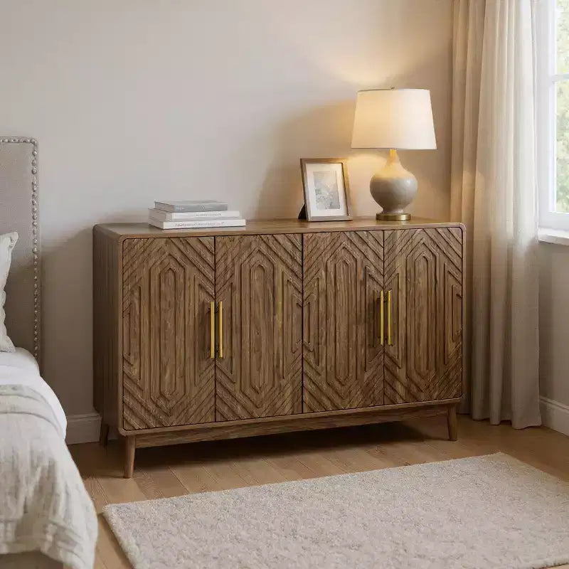 FurnitureR 55" Buffet moderne en bois avec 4 portes, motif géométrique sculpté et poignées dorées pour salle à manger, salon ou entrée