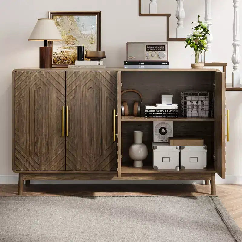 FurnitureR 55" Buffet moderne en bois avec 4 portes, motif géométrique sculpté et poignées dorées pour salle à manger, salon ou entrée