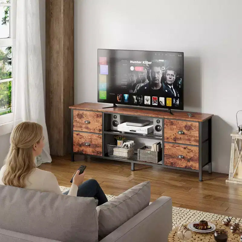 Meuble TV marron Qwatto 140 cm pour TV jusqu'à 152 cm, avec 4 tiroirs, console média, centre de divertissement, étagères ouvertes, rangement pour chambre et salon