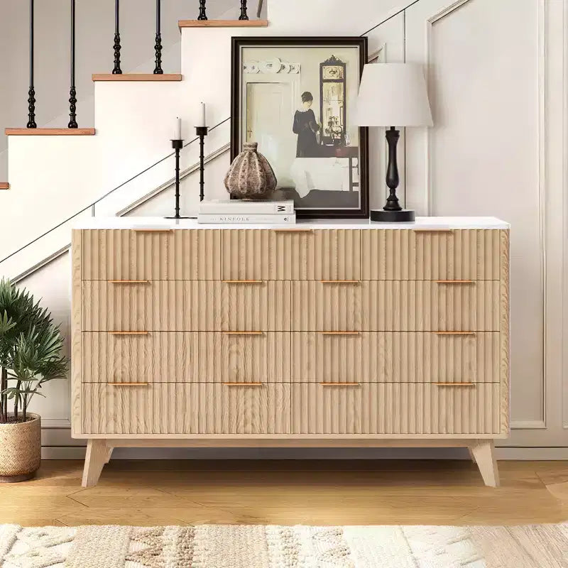 Commode moderne cannelée à 9 tiroirs de 137 cm, en bois avec poignées en métal et profil incurvé, élégant meuble TV pour chambre, salon, entrée