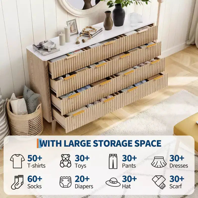 Commode moderne cannelée à 9 tiroirs de 137 cm, en bois avec poignées en métal et profil incurvé, élégant meuble TV pour chambre, salon, entrée