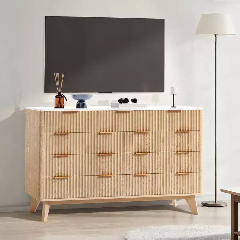 Commode moderne cannelée à 9 tiroirs de 137 cm, en bois avec poignées en métal et profil incurvé, élégant meuble TV pour chambre, salon, entrée