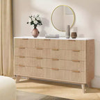 Commode moderne cannelée à 9 tiroirs de 137 cm, en bois avec poignées en métal et profil incurvé, élégant meuble TV pour chambre, salon, entrée