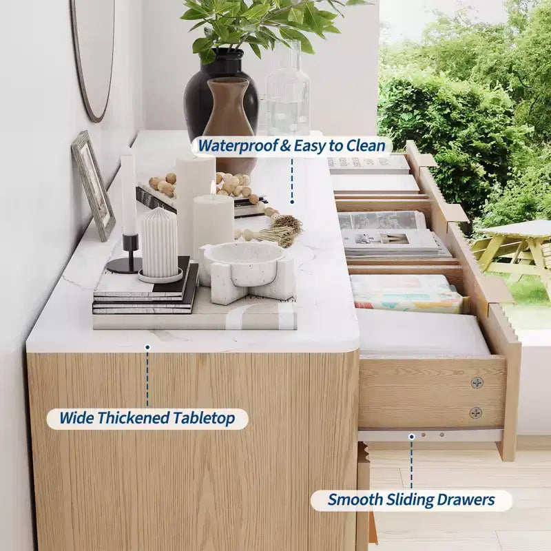 Commode moderne cannelée à 9 tiroirs de 137 cm, en bois avec poignées en métal et profil incurvé, élégant meuble TV pour chambre, salon, entrée
