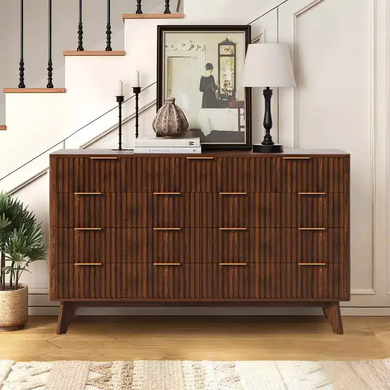 Commode moderne cannelée à 9 tiroirs de 137 cm, en bois avec poignées en métal et profil incurvé, élégant meuble TV pour chambre, salon, entrée