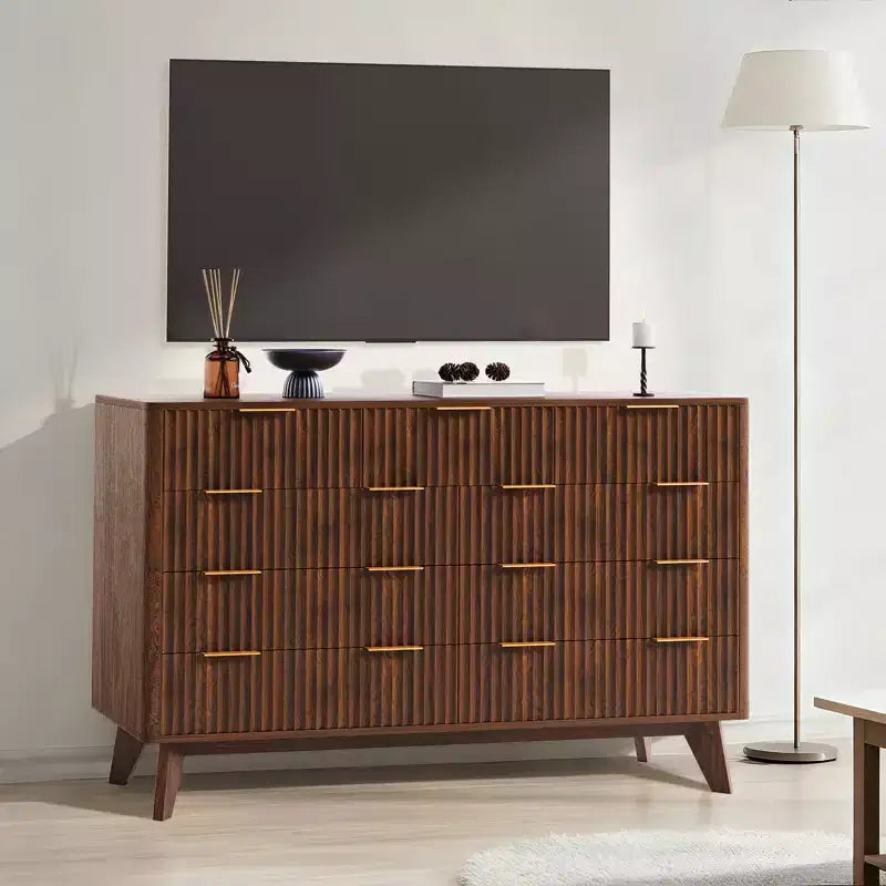 Commode moderne cannelée à 9 tiroirs de 137 cm, en bois avec poignées en métal et profil incurvé, élégant meuble TV pour chambre, salon, entrée