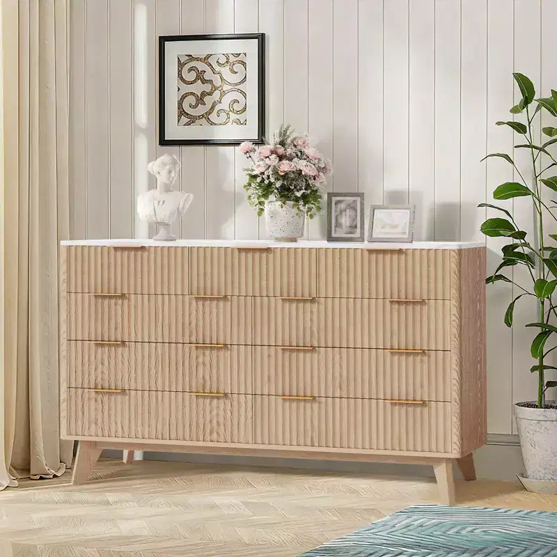 Commode moderne cannelée à 9 tiroirs de 137 cm, en bois avec poignées en métal et profil incurvé, élégant meuble TV pour chambre, salon, entrée