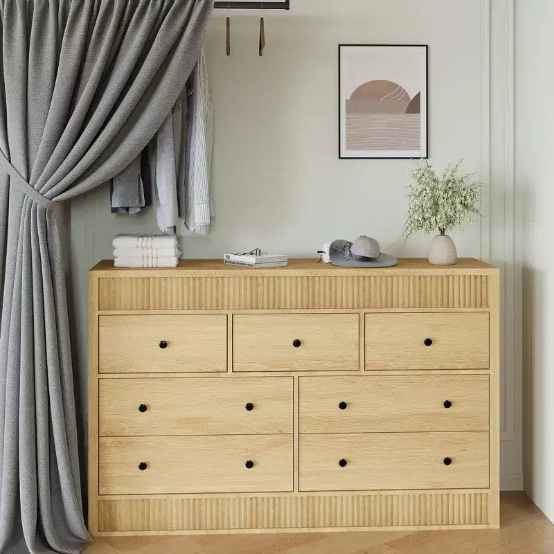 Commode en bois à 7 tiroirs de 137 cm de large, avec façades cannelées, organisateur de rangement pour chambre, salon, couloir et entrée