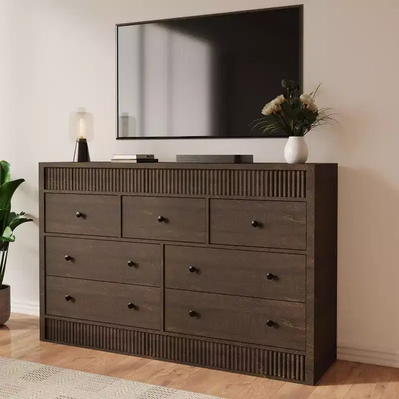 Commode en bois à 7 tiroirs de 137 cm de large, avec façades cannelées, organisateur de rangement pour chambre, salon, couloir et entrée