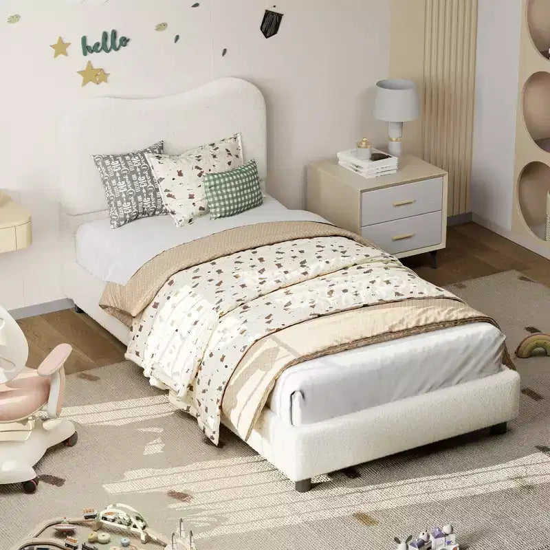 Cadre de lit enfant capitonné, design plateforme basse, lattes en bois robustes, pas besoin de sommier tapissier, silencieux et facile à assembler.