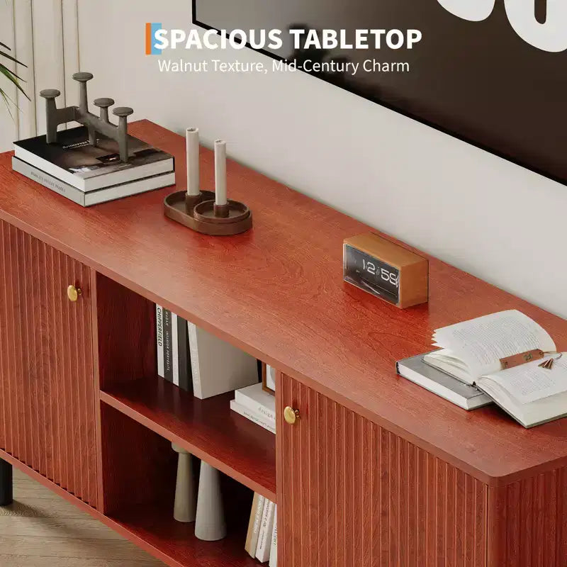 Meuble TV cannelé Garvee pour téléviseurs jusqu'à 65 pouces, meuble de divertissement en bois de style Mid-Century de 55 pouces de long avec 2 portes de rangement et étagère réglable