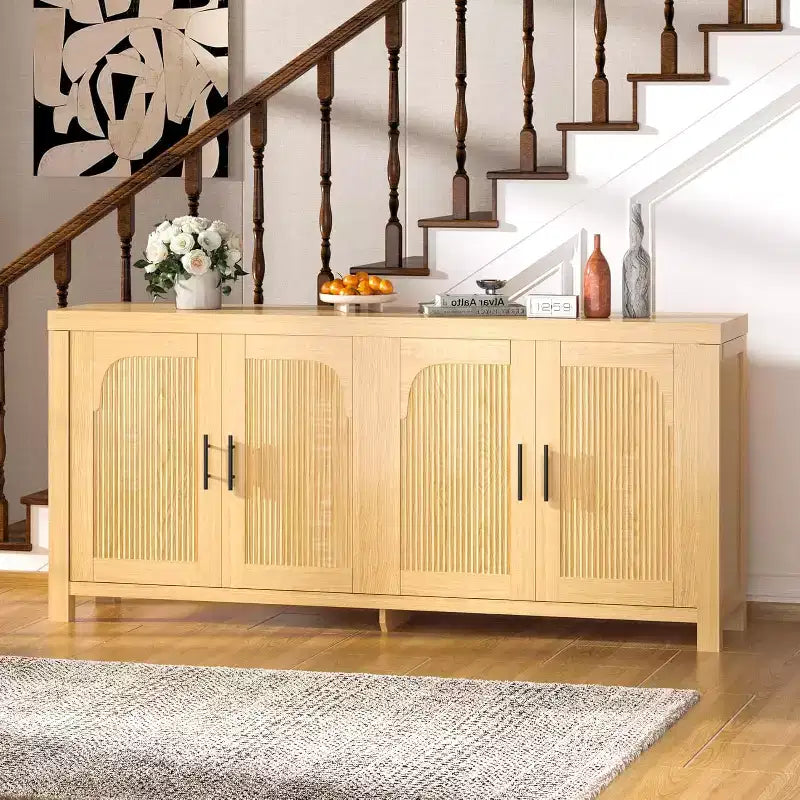 Bahut de 180 cm, quatre portes, avec cadre en creux et étagères réglables.