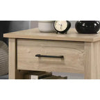 Cette table de chevet avec 1 tiroir Celeste 20W au fini chêne clair allie un style contemporain à des solutions de rangement astucieuses, créant un espace.