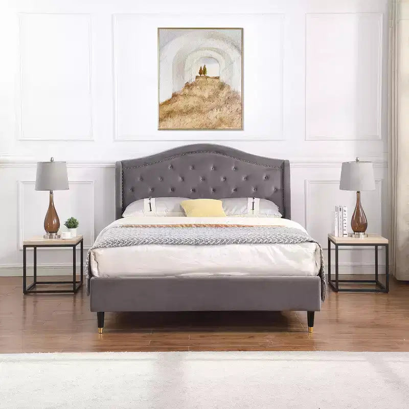 Conçue à la fois pour le style et la fonction, cette petite table d'appoint carrée en bois et métal avec rangement, pour le salon.