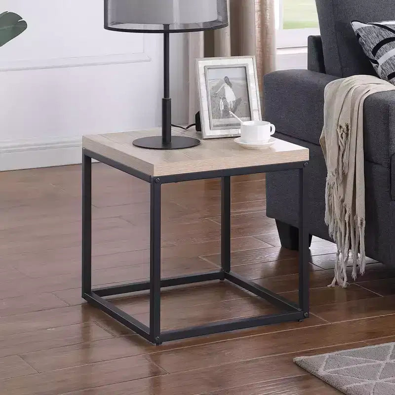 Conçue à la fois pour le style et la fonction, cette petite table d'appoint carrée en bois et métal avec rangement, pour le salon.