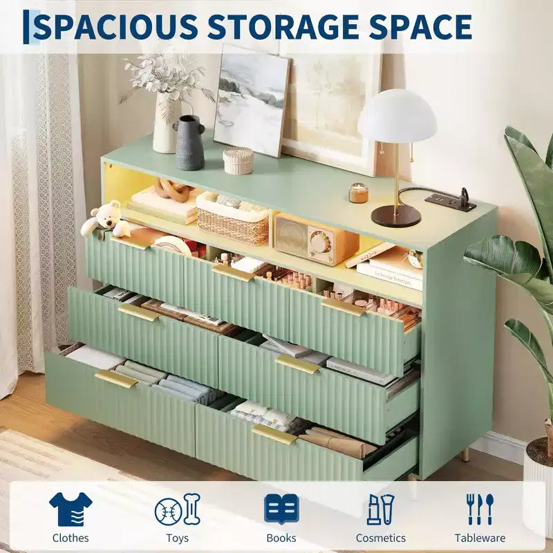 Commode à 7 tiroirs cannelés de 137 cm de large, commode moderne avec lumières LED et station de charge, poignées dorées, rangement à étagères ouvertes