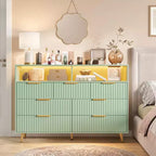 Commode à 7 tiroirs cannelés de 137 cm de large, commode moderne avec lumières LED et station de charge, poignées dorées, rangement à étagères ouvertes