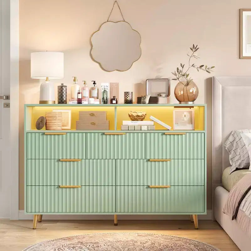 Commode à 7 tiroirs cannelés de 137 cm de large, commode moderne avec lumières LED et station de charge, poignées dorées, rangement à étagères ouvertes