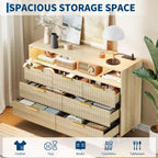 Commode à 7 tiroirs cannelés de 137 cm de large, commode moderne avec lumières LED et station de charge, poignées dorées, rangement à étagères ouvertes