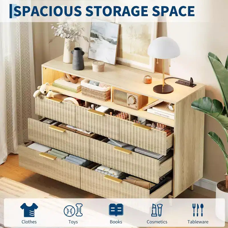 Commode à 7 tiroirs cannelés de 137 cm de large, commode moderne avec lumières LED et station de charge, poignées dorées, rangement à étagères ouvertes