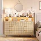 Commode à 7 tiroirs cannelés de 137 cm de large, commode moderne avec lumières LED et station de charge, poignées dorées, rangement à étagères ouvertes