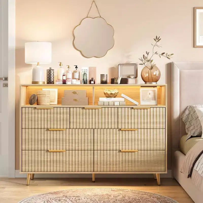 Commode à 7 tiroirs cannelés de 137 cm de large, commode moderne avec lumières LED et station de charge, poignées dorées, rangement à étagères ouvertes