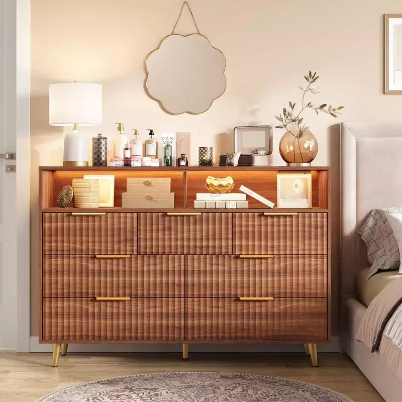 Commode à 7 tiroirs cannelés de 137 cm de large, commode moderne avec lumières LED et station de charge, poignées dorées, rangement à étagères ouvertes