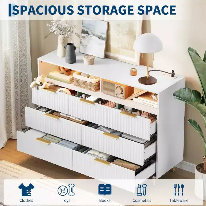 Commode à 7 tiroirs cannelés de 137 cm de large, commode moderne avec lumières LED et station de charge, poignées dorées, rangement à étagères ouvertes