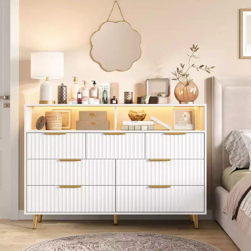 Commode à 7 tiroirs cannelés de 137 cm de large, commode moderne avec lumières LED et station de charge, poignées dorées, rangement à étagères ouvertes