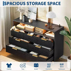 Commode à 7 tiroirs cannelés de 137 cm de large, commode moderne avec lumières LED et station de charge, poignées dorées, rangement à étagères ouvertes