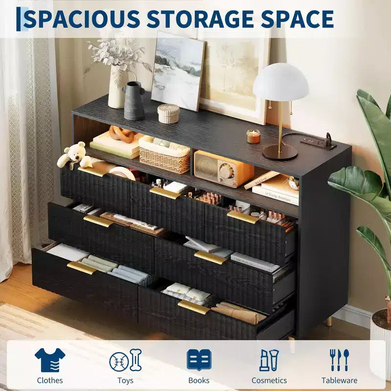 Commode à 7 tiroirs cannelés de 137 cm de large, commode moderne avec lumières LED et station de charge, poignées dorées, rangement à étagères ouvertes