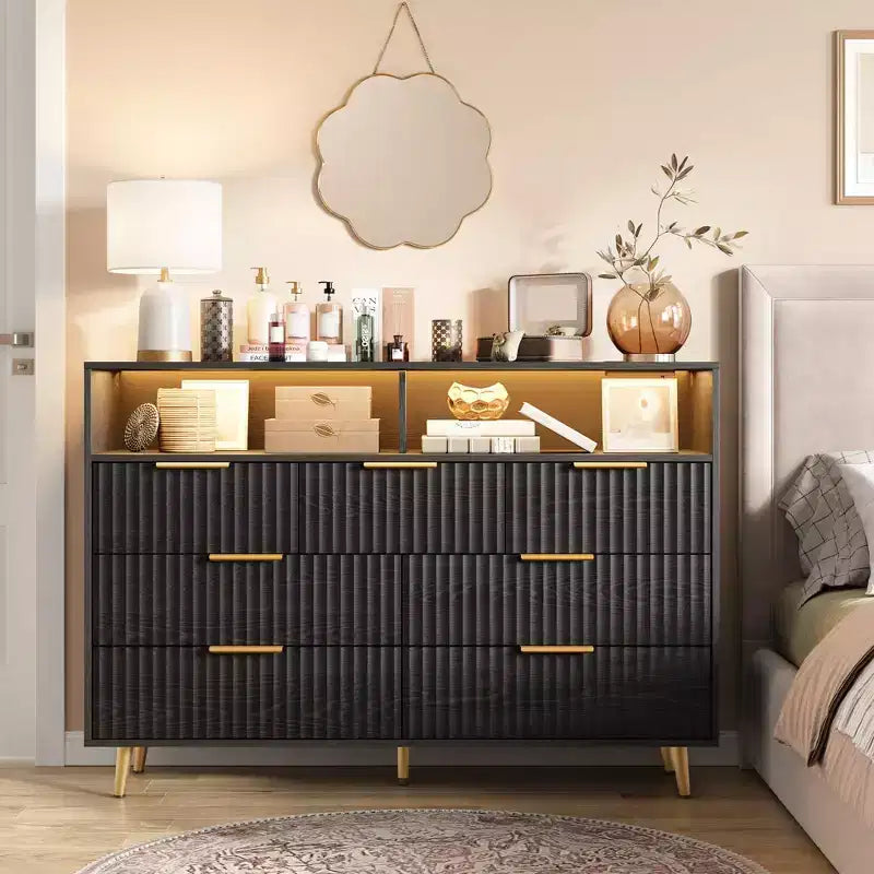 Commode à 7 tiroirs cannelés de 137 cm de large, commode moderne avec lumières LED et station de charge, poignées dorées, rangement à étagères ouvertes