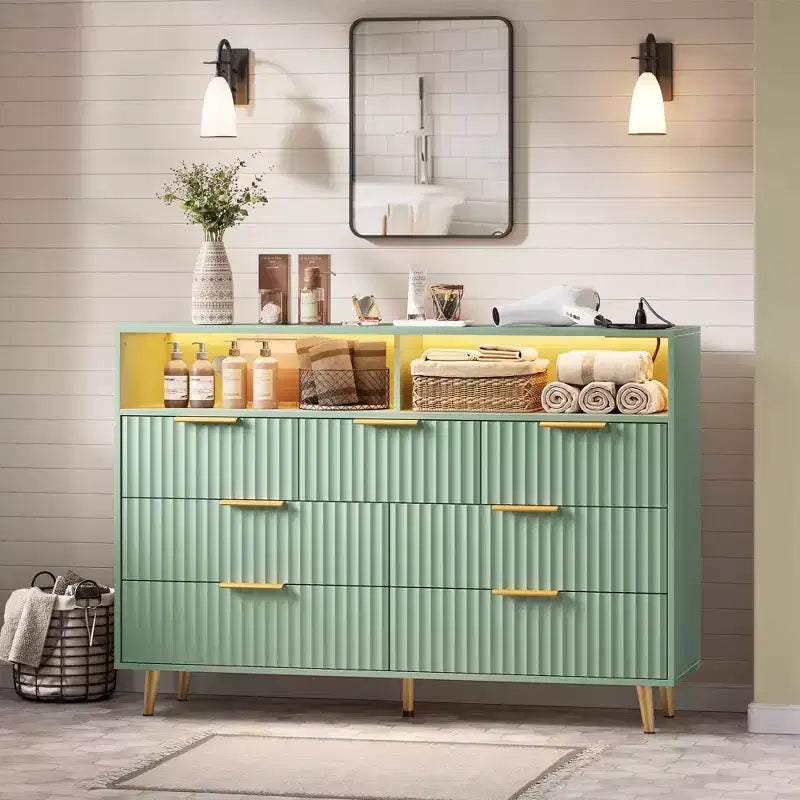 Commode à 7 tiroirs cannelés de 137 cm de large, commode moderne avec lumières LED et station de charge, poignées dorées, rangement à étagères ouvertes