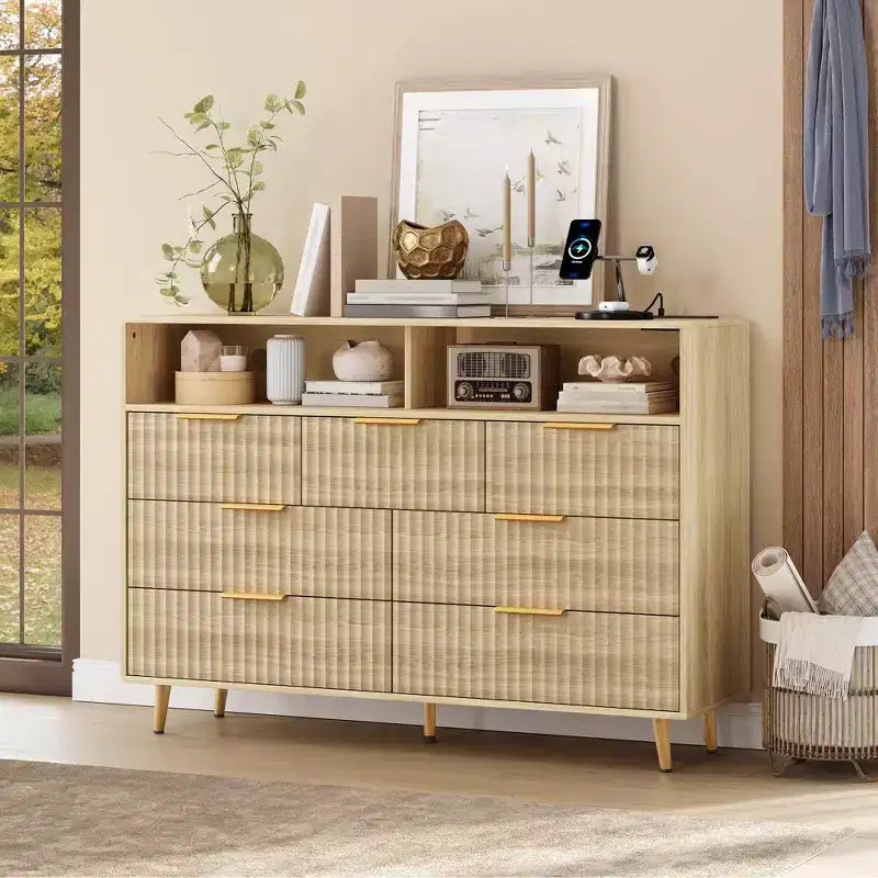 Commode à 7 tiroirs cannelés de 137 cm de large, commode moderne avec lumières LED et station de charge, poignées dorées, rangement à étagères ouvertes