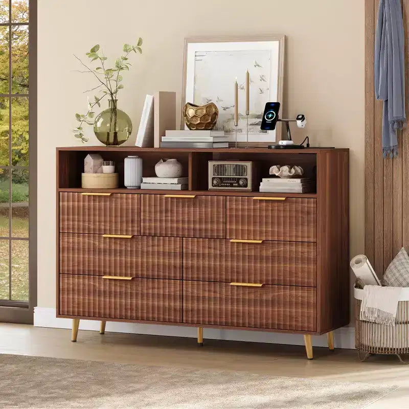 Commode à 7 tiroirs cannelés de 137 cm de large, commode moderne avec lumières LED et station de charge, poignées dorées, rangement à étagères ouvertes