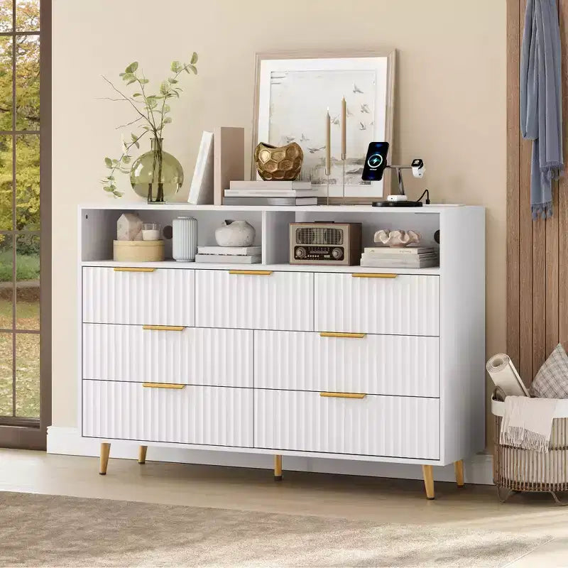 Commode à 7 tiroirs cannelés de 137 cm de large, commode moderne avec lumières LED et station de charge, poignées dorées, rangement à étagères ouvertes