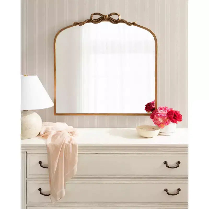 Miroir arqué avec ruban Arendahl de Kate and Laurel, doré, 28x30