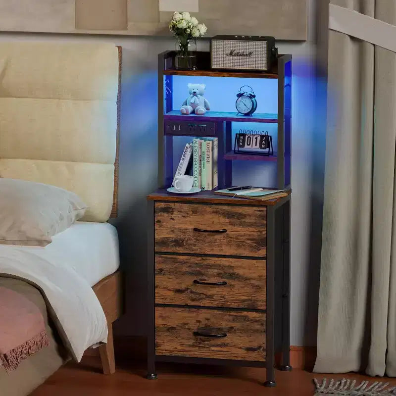 Qwatto Table de Chevet Haute de 115 cm avec Station de Recharge USB et Lumière, 3 Tiroirs en Tissu, Bibliothèque pour Petite Chambre à Coucher ou Dortoir, Finition Marron